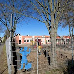 Ein letzter Blick auf das Außengelände der KiTa zeigt, dass die jetzt von allen Fraktionen ausgewählte Platzierung der temporären Containeranlage auf der Nordseite die bessere Wahl ist, sonst wäre zu viel Spielfläche verloren gegangen.