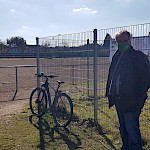 Nur wenige Schritte weiter wartet noch ein aktuelles Thema der Lokalpolitik im Ortsteil, die Zukunft der Sportanlage des SV Klein-Gerau.