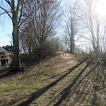 Weiter ging es entlang des Walls, der den Hartplatz von den angrenzenden Wohnhäusern lärmtechnisch trennt, und gerade älteren Kindern als Verlängerung des Spielplatzes dient.