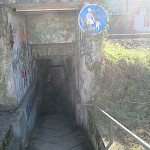 Man kann es kaum glauben, aber das unansehnliche Gaßtreppchen ist die einzige schrankenlose Fußgängerverbindung rund um den Bahnhof und wird in offiziellen Plänen des RMV als Fußweg von der Bushaltestelle Am Alten Rathaus zum nördlichen Gleis ausgewiesen.