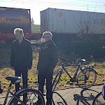 Ein weiteres Problem auf der nördlichen Seite der Gleise, der Lärm der Güterzüge, den wir "live" miterleben durften, jegliches Gespräch erstarb während der Durchfahrt. Eine Lärmschutzwand ist unerlässlich!