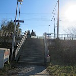 Weiter ging es dann auf dem Fußweg entlang der Bahnstrecke und des Aufgangs zum Nordgleis...