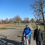 ...P+R-Parkplatz, an dem hoffentlich bald die erste E-Ladestation in Klein-Gerau eingerichtet wird - eine dringende Forderung der GLB! Auch ein weiterer Fahrradständer soll dort installiert werden - bald?