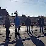 Am Bahnübergang angekommen, wurden allen Teilnehmern die häufig - aufgrund des regen Güterverkehrs - geschlossenen Schranken demonstriert.