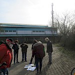 Anhand von Plänen des geplanten "Kindergartens an der Sporthalle" machten Ute und Sabrina ihre Kritik an diesem Projekt deutlich: die unmittelbare Nähe zur genehmigten innerörtlichen Umgehung, die direkte Nähe zum Mobilfunkmast, die Grünzerstörung.