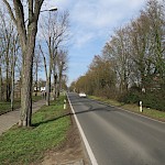 Die Fußgängerampel zur Hermann-Schmitt-Straße liegt zu weit entfernt für viele, die ihre Kinder autofrei aus dem Bereich Ortsmitte/Unterdorf zur geplanten KiTa bringen würden.