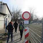 Weiter ging es dann über den Fußweg zwischen KiTa Im Baumgarten und Grundschule zum ehemaligen Geländes des Jugendzentrums bis zum Abriss der baufälligen Container dort.