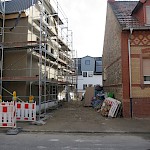 Enge Zufahrten zu den Häusern in zweiter Reihe mit der Gefahr des Zuparkens und gefährlichen Kreuzungsverkehrs mit Fußgängern und Radfahrern.