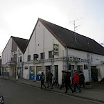 Wir nähern uns dem von der GLB vorgeschlagenen Alternativstandort für eine KiTa(-Erweiterung), das ehemalige Volksbank-Gebäude. Das Dart-Bistro "BeBop" soll aber bleiben.