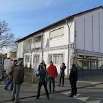 In der linken Gebäudehälfte steht das Erdgeschoss und eine Wohnung im 1.OG leer, genug Platz für zwei Ü3-Gruppenräume samt Funktionsräumen aus Sicht der GLB.