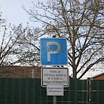 Noch gehören die Parkplätze der Volksbank, was würde geschehen, wenn nicht die Gemeinde, sondern ein Investor das Volksbank-Objektkaufen würde? Das nächste Parkchaos wäre vorprogrammiert.